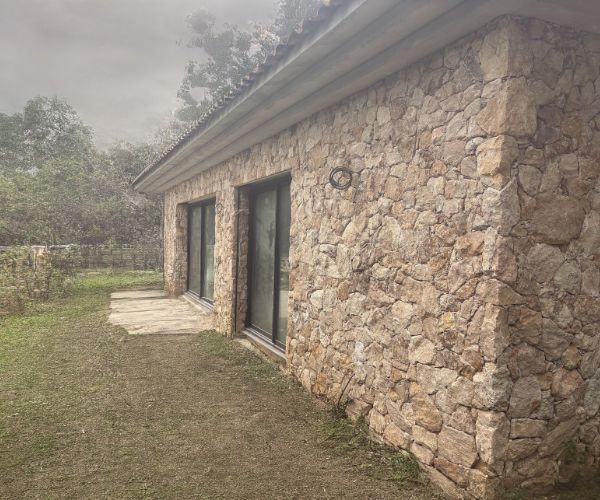 Façade en pierre naturelle avec baies vitrées – NATB