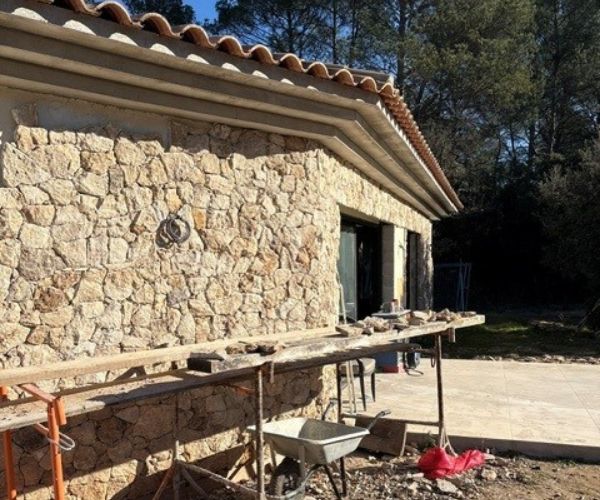 Chantier de maçonnerie avec outils et pierres naturelles – NATB