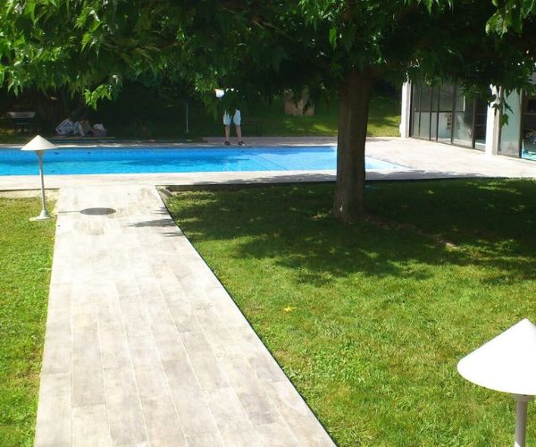 Margelle de piscine en pierre naturelle avec dallage sur mesure – NATB Marseille