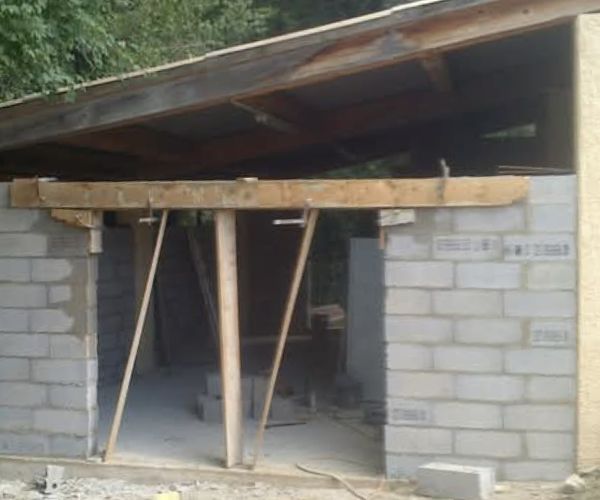 Construction en parpaings avec ouverture d’entrée en cours de réalisation – NATB
