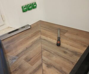 Pose de parquet stratifié effet bois avec finition en angle – NATB