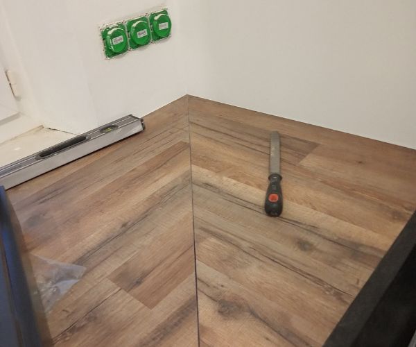 Pose de parquet stratifié effet bois avec finition en angle – NATB