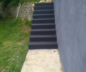 Escalier extérieur en béton noir, construction et finition – NATB