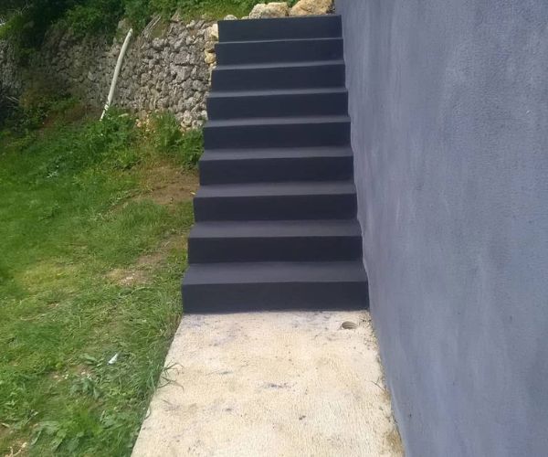Escalier extérieur en béton noir, construction et finition – NATB