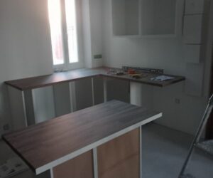 Cuisine en cours d’installation avec plans de travail bois – NATB
