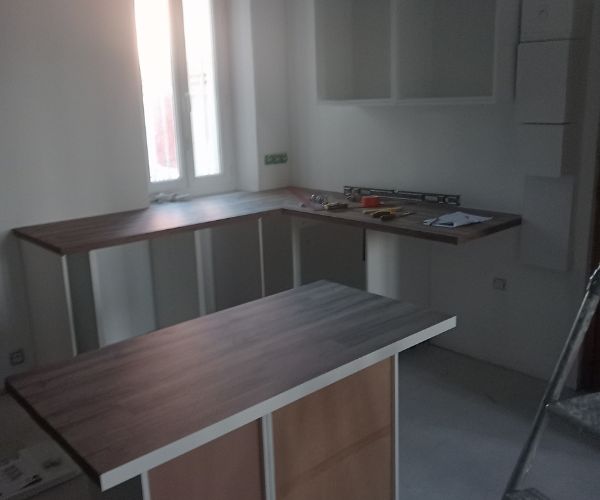 Cuisine en cours d’installation avec plans de travail bois – NATB