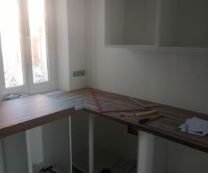 Détail de la pose des plans de travail bois dans une cuisine en rénovation – NATB
