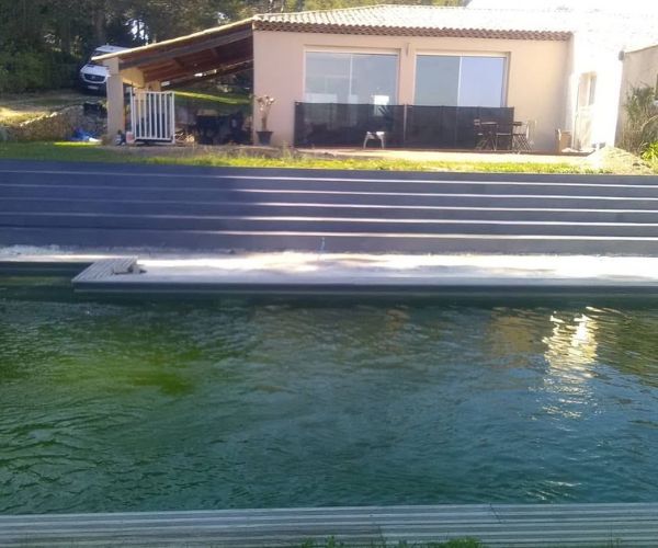 Aménagement extérieur d’escalier et piscine avec béton noir – NATB