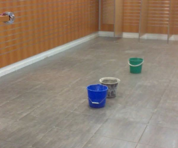 Chantier de pose de carrelage intérieur en cours – NATB