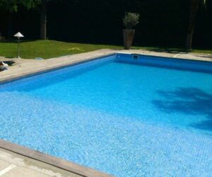 Plage de piscine en pierre naturelle – réalisation NATB à Marseille