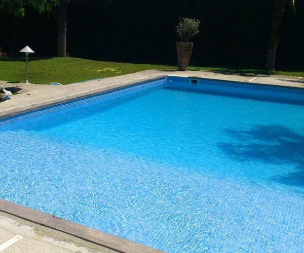Plage de piscine en pierre naturelle – réalisation NATB à Marseille