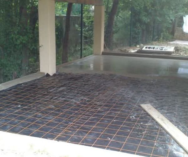 Coulage de dalle en béton armé avec treillis métallique – NATB