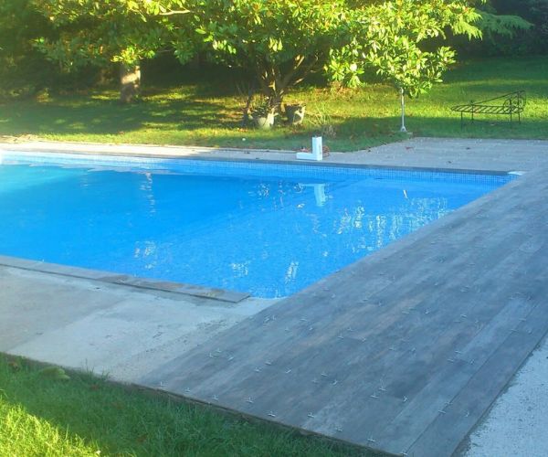 Chantier de dallage extérieur autour d’une piscine – NATB