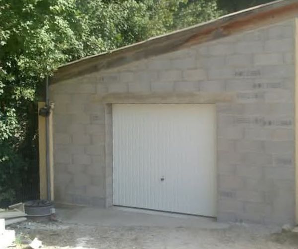 Construction d’un garage en parpaings avec porte basculante – NATB