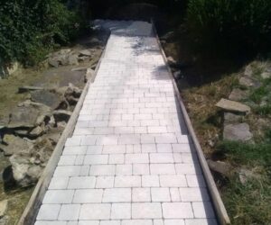 Chemin pavé en pavés reconstitués réalisé dans un jardin – NATB