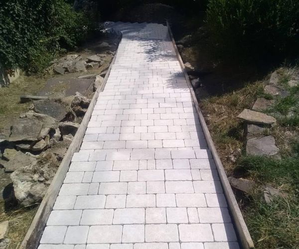 Chemin pavé en pavés reconstitués réalisé dans un jardin – NATB