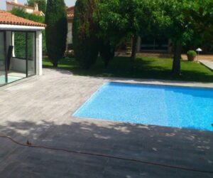 Terrasse en pierre autour d’une piscine contemporaine – NATB