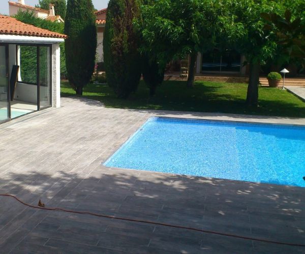 Terrasse en pierre autour d’une piscine contemporaine – NATB