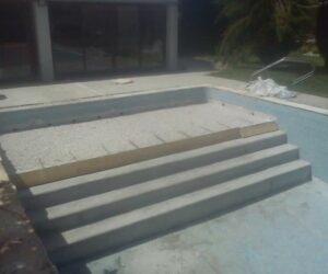 Construction d’escalier en béton dans une piscine en rénovation – NATB