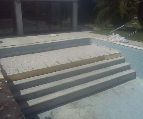 Construction d’escalier en béton dans une piscine en rénovation – NATB