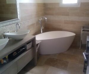 Salle de bain avec revêtement mural et sol en pierre naturelle – NATB