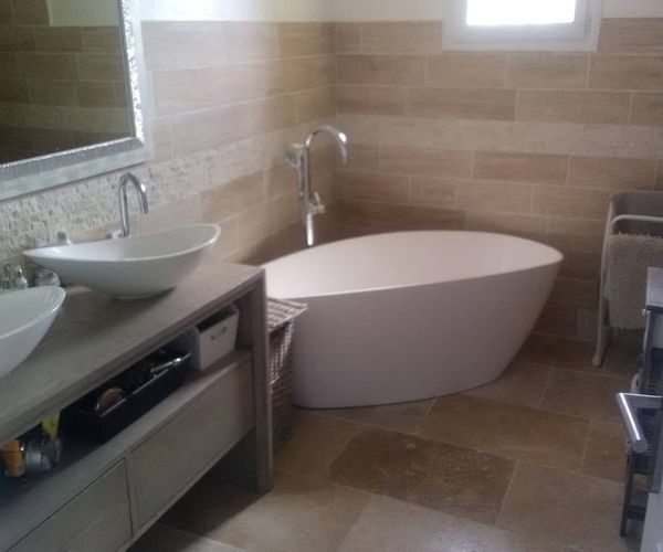 Salle de bain avec revêtement mural et sol en pierre naturelle – NATB