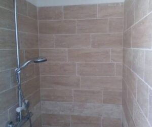 Douche italienne avec carrelage en pierre naturelle – NATB