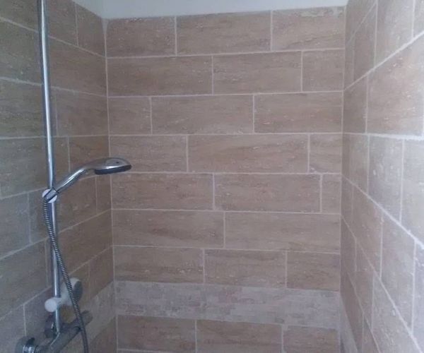 Douche italienne avec carrelage en pierre naturelle – NATB