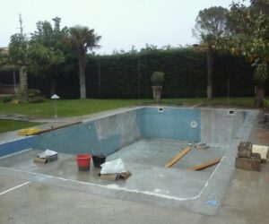 Chantier de rénovation d’une piscine en cours de réfection – NATB