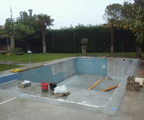 Chantier de rénovation d’une piscine en cours de réfection – NATB