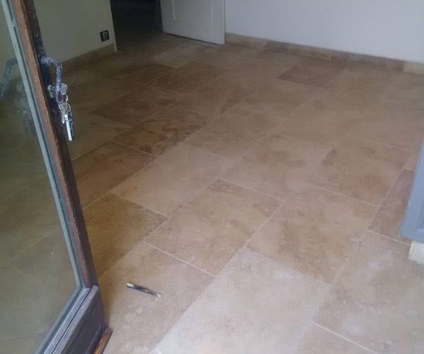 Sol intérieur en pierre naturelle posé par artisan maçon – NATB