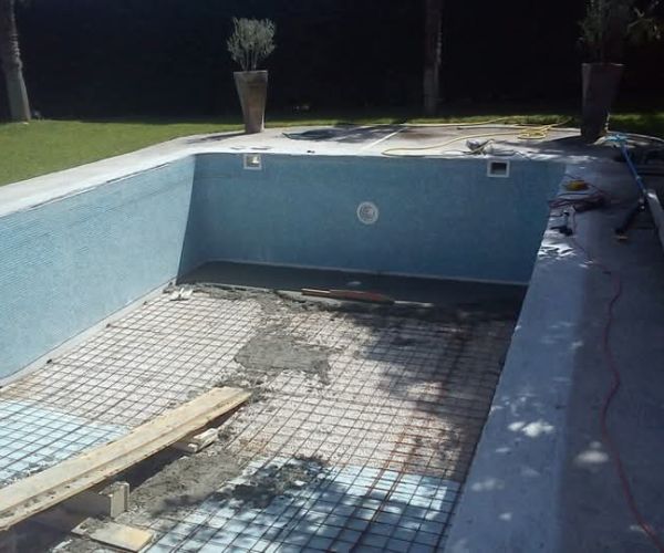 Piscine en rénovation avec treillis métallique pour réfection du fond – NATB