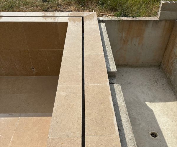 Vue d’ensemble piscine finition pierre beige