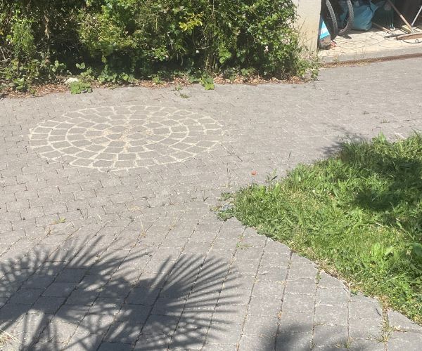 Pavage décoratif avec motif circulaire en pierre – NATB Marseille