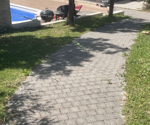 Allée pavée reliant jardin et terrasse piscine – NATB Marseille