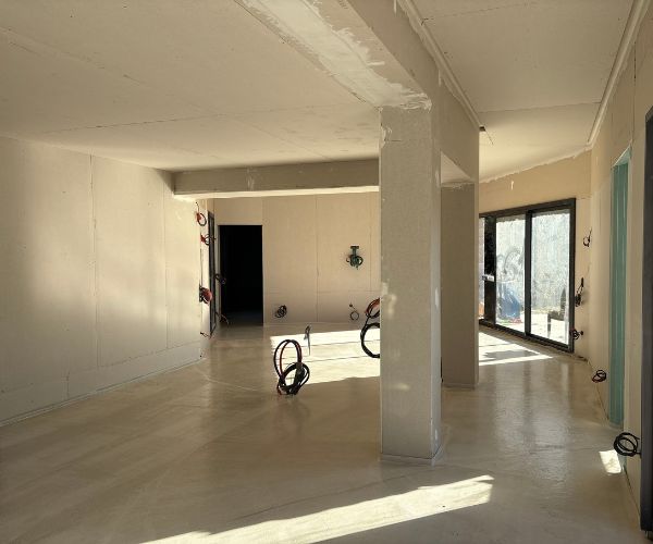 Pose de plaques de plâtre dans un séjour lumineux – NATB Marseille