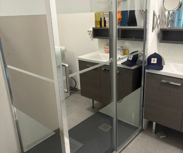 Rénovation de salle de bain à Marseille avec cabine de douche vitrée et meuble double vasque – NATB