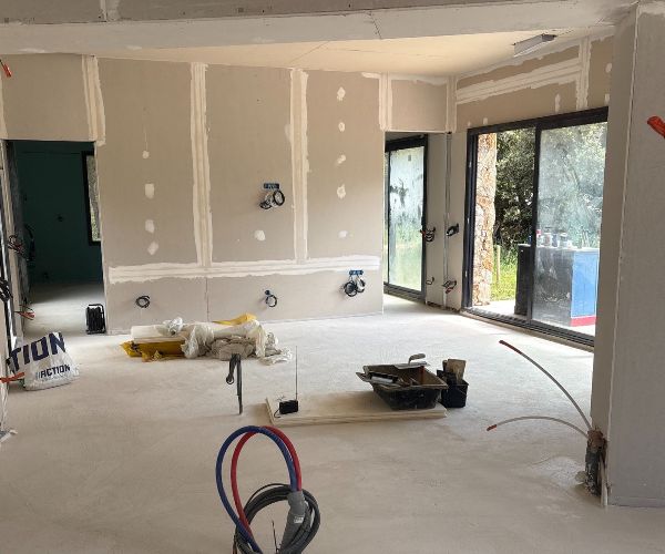 Chantier de rénovation intérieure avec gaines électriques et cloisonnement en placo – NATB