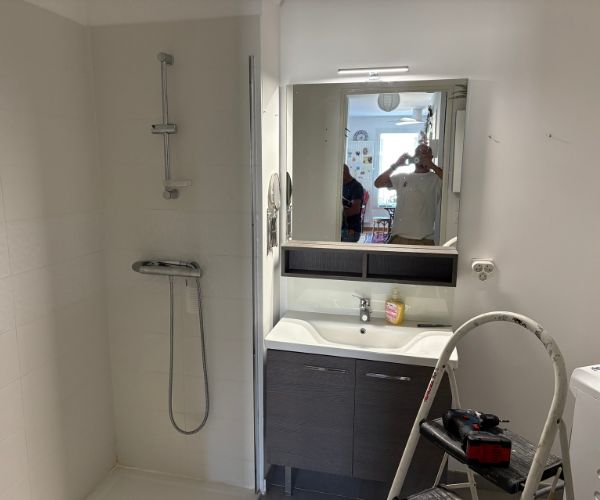 Installation salle de bain moderne avec meuble vasque et miroir rétroéclairé – NATB à Marseille