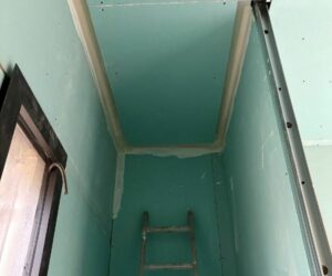 Pose de plaques de plâtre hydrofuges pour faux plafond – NATB Marseille