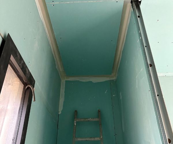 Pose de plaques de plâtre hydrofuges pour faux plafond – NATB Marseille