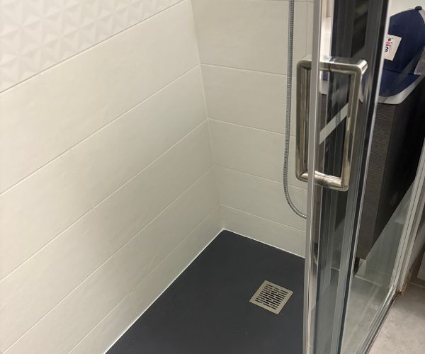 Bac de douche en pierre naturelle avec évacuation centrale – Rénovation NATB à Marseille