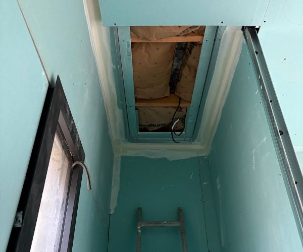 Plafond avec trappe d’accès technique isolée – Chantier NATB
