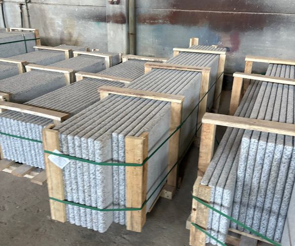 Dalles de granit brut empilées sur palettes