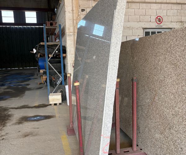 Plaques de granit poli prêtes pour façonnage sur mesure