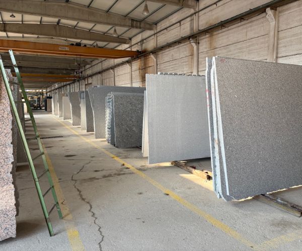 Plaques de granit brut et poli en stock