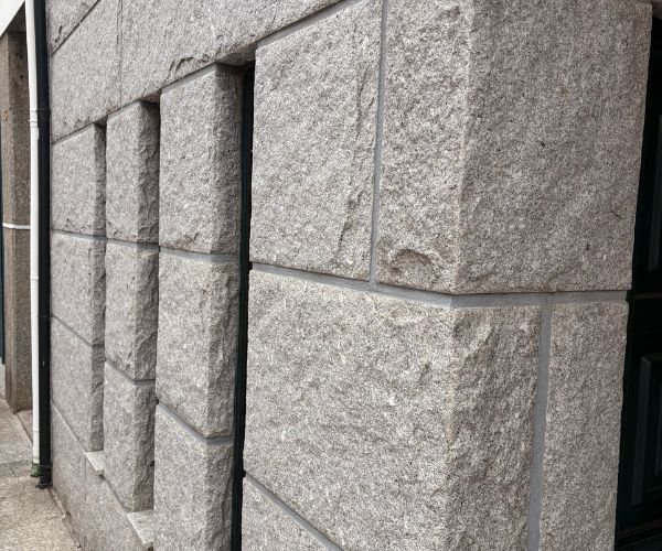 Mur extérieur en blocs de granit taillés