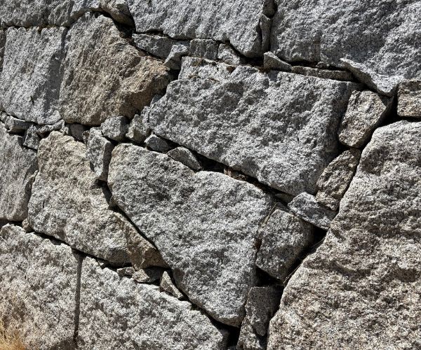 Mur en pierre sèche construit en blocs de granit
