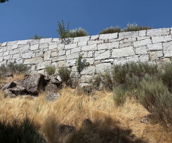 Mur de soutènement en blocs de granit