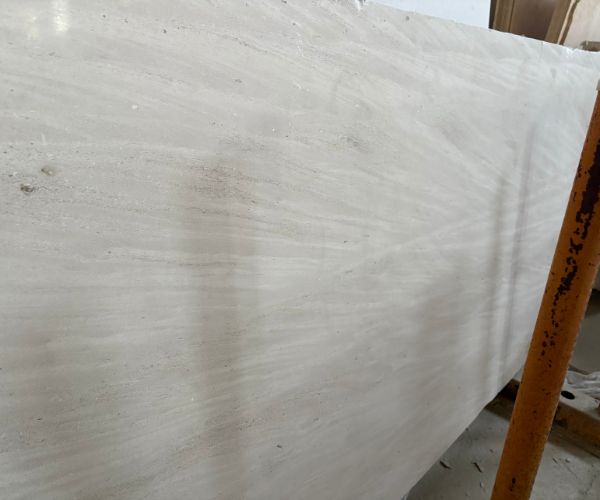 Plaque de travertin beige poli pour sols et murs
